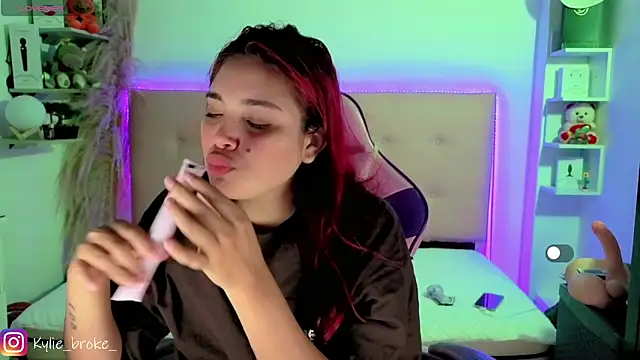 Snapshot of Kylie_brokee chatting on 05-01-26, 09:09 Kylie brokee online show from 05-01-26, 09:09