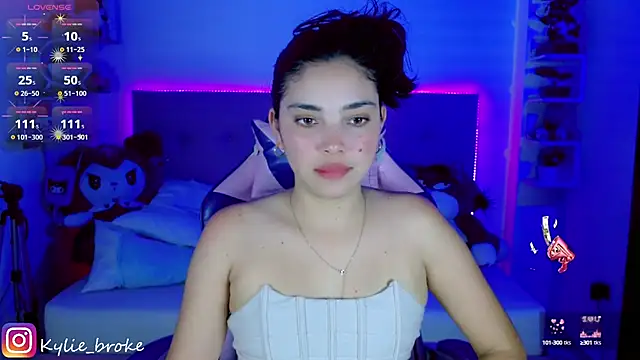 Snapshot of Kylie_brokee chatting on 02-02-25, 10:06 Kylie brokee online show from 02-02-25, 10:06