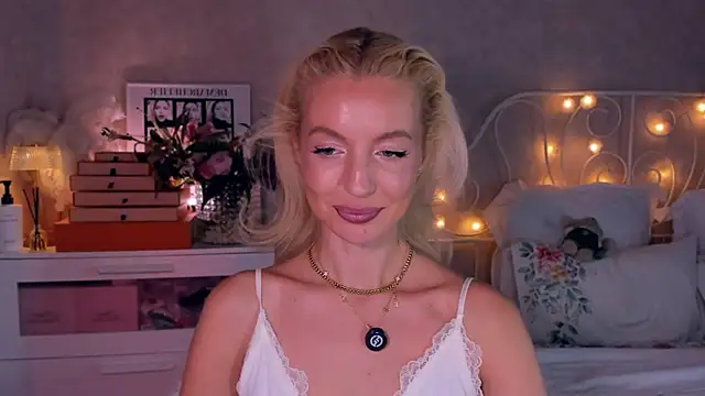 Snapshot of aestetick chatting on 05-19-26, 12:12 aestetick online show from 05-19-26, 12:12