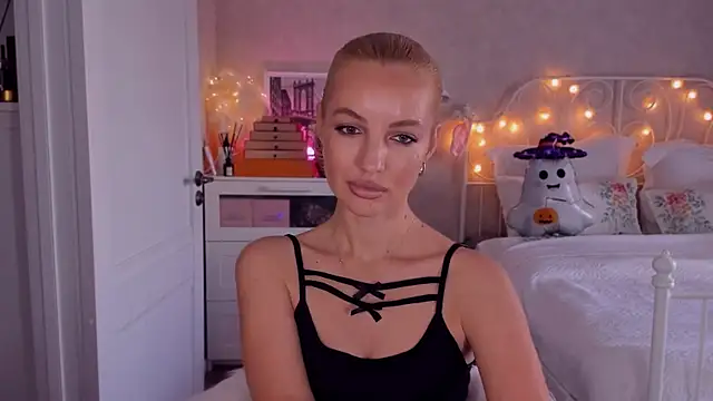 aestetick online show from 10-25-25, 07:51