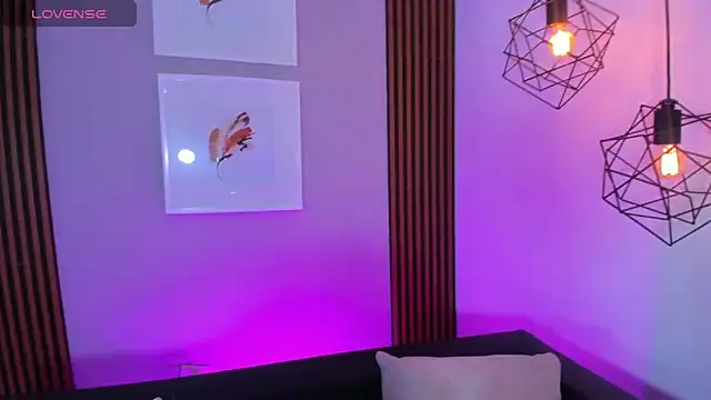 Nahiajhonson  online show from 04-18-26, 12:07