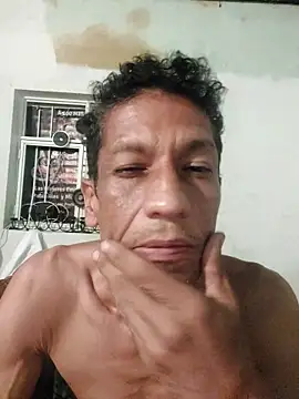 Snapshot of Pinitos69 chatting on 11-26-25, 04:12 Pinitos69 online show from 11-26-25, 04:12