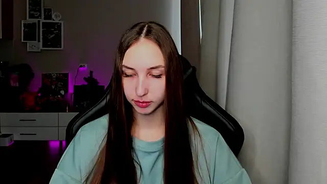 Snapshot of Sm0ly chatting on 04-17-26, 02:03 Sm0ly online show from 04-17-26, 02:03
