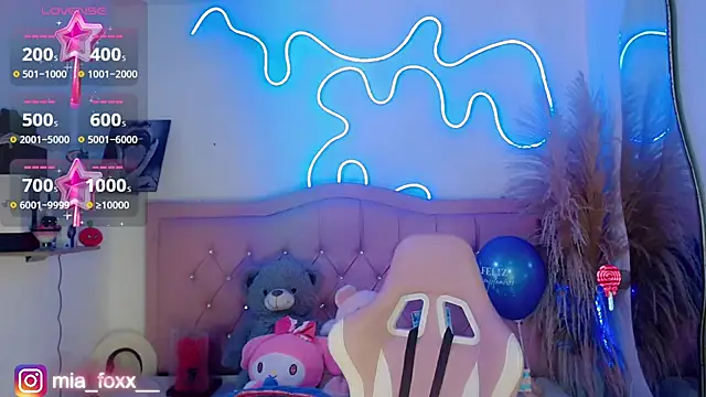 Mia foxx  online show from 10-29-25, 09:03