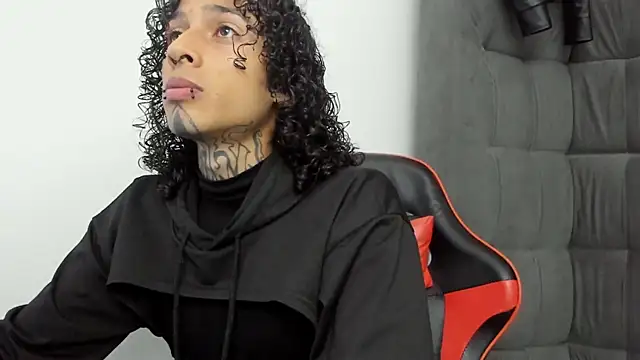 Snapshot of TommyGun_22 chatting on 02-10-26, 12:42 TommyGun 22 online show from 02-10-26, 12:42