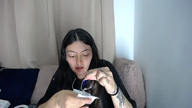 lessliee22  online show from 03-25-26, 06:02