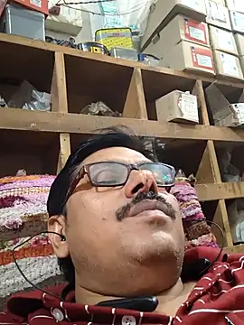 Snapshot of Srmotrs chatting on 05-20-26, 04:15 Srmotrs online show from 05-20-26, 04:15