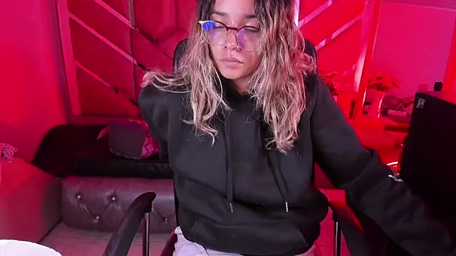 Snapshot of Olivia_Fox69 chatting on 02-14-26, 04:13 Olivia Fox69 online show from 02-14-26, 04:13