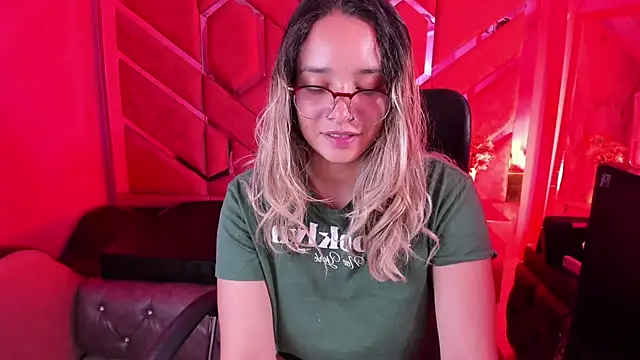 Snapshot of Olivia_Fox69 chatting on 02-27-26, 04:12 Olivia Fox69 online show from 02-27-26, 04:12