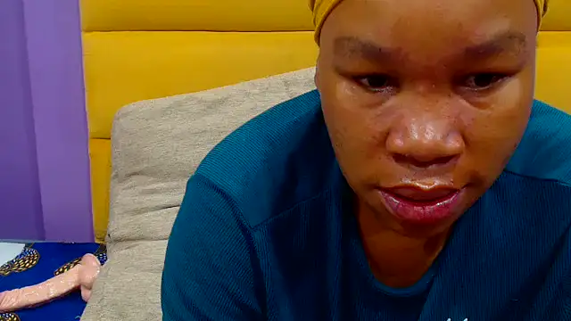 YELLOWBUSTYMELLONS online show from 10-26-25, 07:58