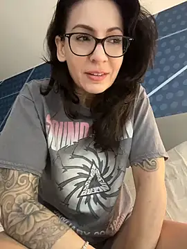 Snapshot of BeautifulMesss chatting on 04-19-26, 03:35 BeautifulMesss online show from 04-19-26, 03:35