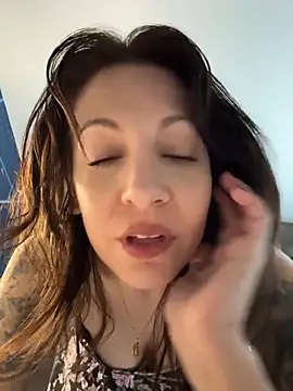 Snapshot of BeautifulMesss chatting on 04-22-26, 09:54 BeautifulMesss online show from 04-22-26, 09:54