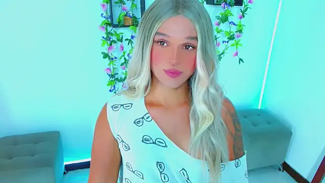 Snapshot of TaylorMon chatting on 02-06-26, 01:01 TaylorMon online show from 02-06-26, 01:01