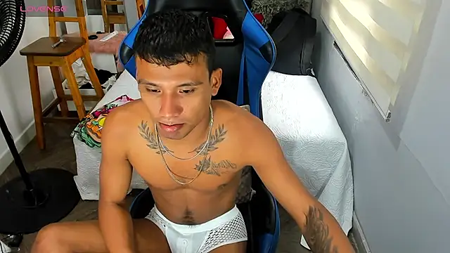 Snapshot of Backsex_boy chatting on 11-13-25, 03:49 Backsex boy online show from 11-13-25, 03:49