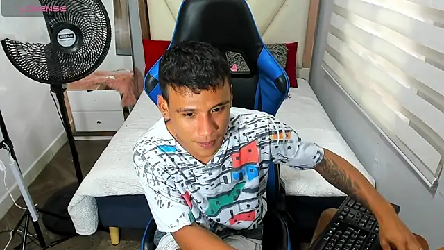 Snapshot of Backsex_boy chatting on 10-24-25, 12:04 Backsex boy online show from 10-24-25, 12:04