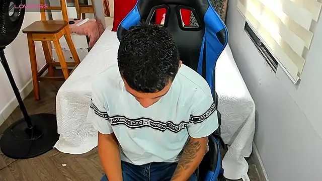 Snapshot of Backsex_boy chatting on 11-12-25, 02:32 Backsex boy online show from 11-12-25, 02:32