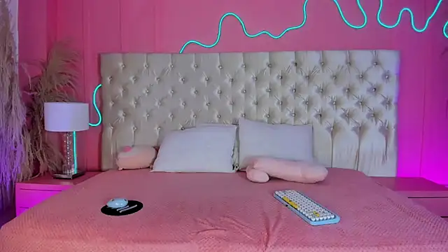 Julieta Cortes   online show from 02-25-26, 12:05