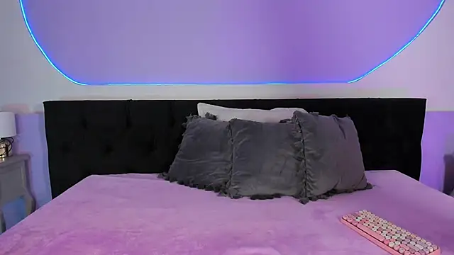 Julieta Cortes   online show from 11-18-25, 12:08