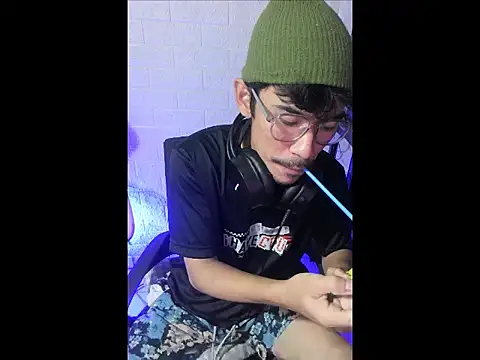 cloudyth1994 online show from 01-12-26, 04:14