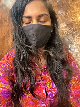 HaaniKaur online show from 10-31-25, 07:49