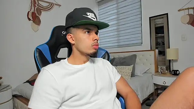 Snapshot of mateoleonee chatting on 02-14-26, 07:58 mateoleonee online show from 02-14-26, 07:58