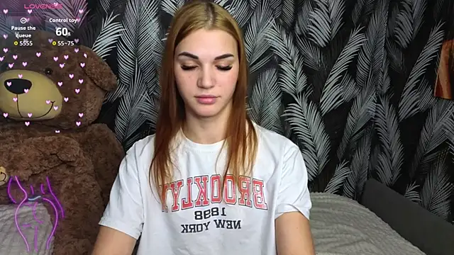 Snapshot of Hellen_Moore chatting on 10-13-25, 01:18 Hellen Moore online show from 10-13-25, 01:18