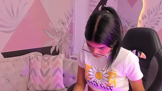 Isa little4u online show from 03-06-25, 01:57