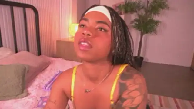 Snapshot of Marce_22 chatting on 02-26-26, 11:10 Marce 22 online show from 02-26-26, 11:10