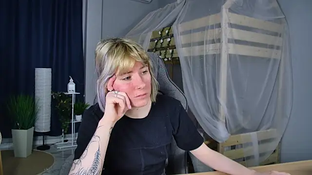 Snapshot of LexiWenford chatting on 05-19-26, 02:29 LexiWenford online show from 05-19-26, 02:29