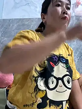 Snapshot of Linaannn chatting on 10-17-25, 11:28 Linaannn online show from 10-17-25, 11:28