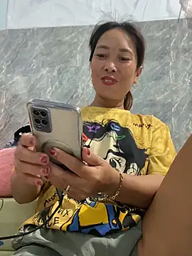 Snapshot of Linaannn chatting on 10-21-25, 12:11 Linaannn online show from 10-21-25, 12:11