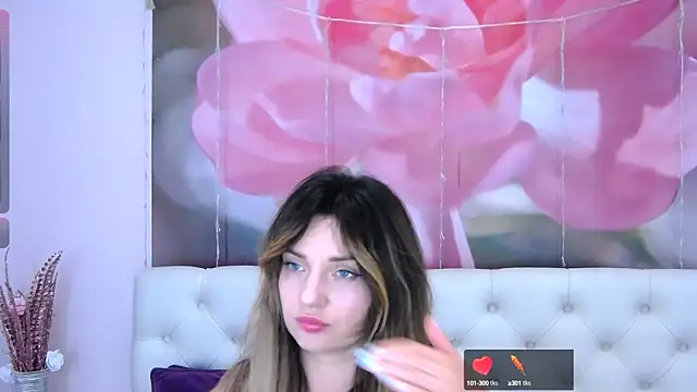 Snapshot of VioletUmi chatting on 09-20-25, 09:25 VioletUmi online show from 09-20-25, 09:25