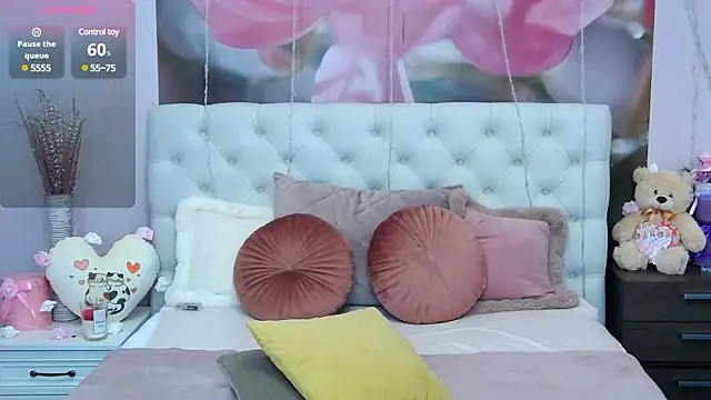 Snapshot of VioletUmi chatting on 03-05-25, 06:44 VioletUmi online show from 03-05-25, 06:44