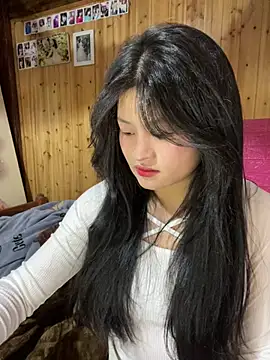 Snapshot of Anges893 chatting on 03-18-25, 04:51 Anges893 online show from 03-18-25, 04:51