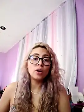 Snapshot of rossmexicana_x chatting on 06-18-26, 06:24 rossmexicana x online show from 06-18-26, 06:24