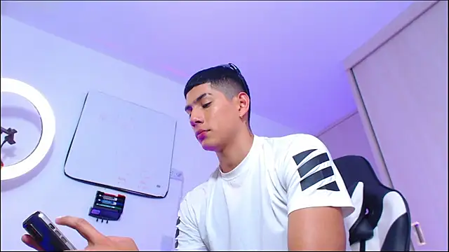Snapshot of Valerio_20 chatting on 05-21-26, 10:18 Valerio 20 online show from 05-21-26, 10:18
