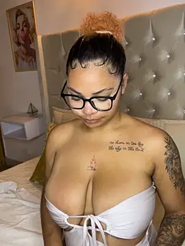 Snapshot of Eloisa_cleavage_ chatting on 12-22-25, 10:15 Eloisa cleavage online show from 12-22-25, 10:15