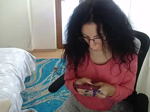 Snapshot of Emmatoo chatting on 12-17-25, 12:32 Emmatoo online show from 12-17-25, 12:32