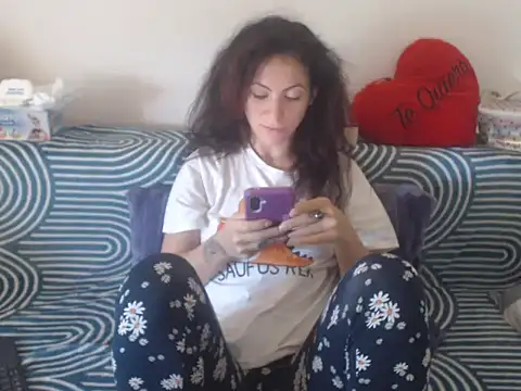 Snapshot of Emmatoo chatting on 05-15-26, 10:57 Emmatoo online show from 05-15-26, 10:57