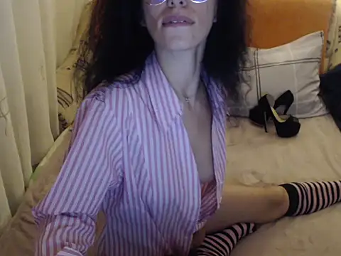 Snapshot of Emmatoo chatting on 11-16-25, 10:57 Emmatoo online show from 11-16-25, 10:57