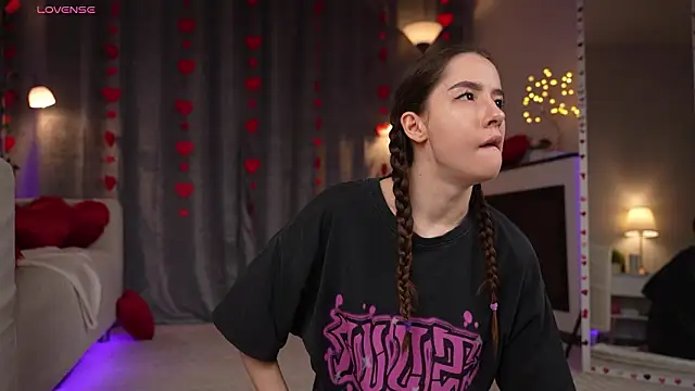 Snapshot of Amely_Young chatting on 02-14-26, 02:01 Amely Young online show from 02-14-26, 02:01