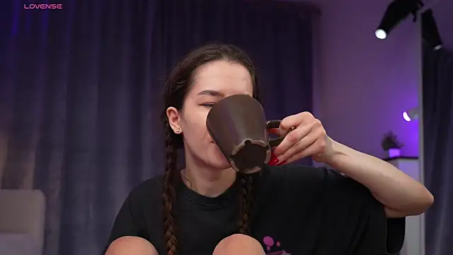 Amely Young online show from 04-08-26, 01:40