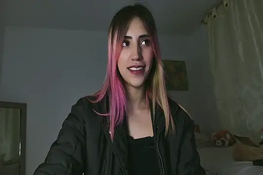 Snapshot of linnie_ chatting on 03-07-25, 10:46 linnie  online show from 03-07-25, 10:46