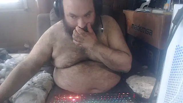 Snapshot of hairyhulk chatting on 06-04-26, 08:35 hairyhulk online show from 06-04-26, 08:35
