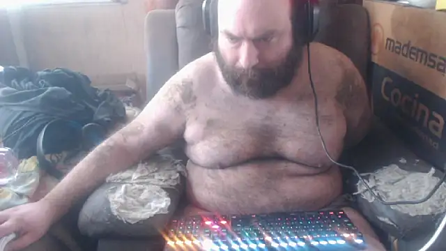 Snapshot of hairyhulk chatting on 10-29-25, 02:27 hairyhulk online show from 10-29-25, 02:27