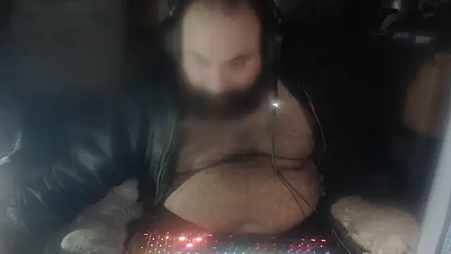 Snapshot of hairyhulk chatting on 06-11-26, 11:02 hairyhulk online show from 06-11-26, 11:02