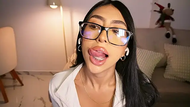 Sara albrecht online show from 12-17-25, 01:10