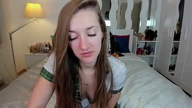 Snapshot of KateRedgar chatting on 03-15-25, 06:21 KateRedgar online show from 03-15-25, 06:21