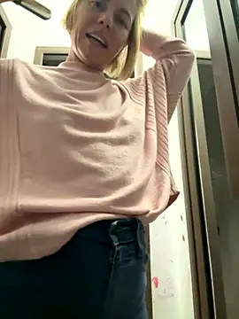 Snapshot of tanyagrey chatting on 10-20-25, 05:53 tanyagrey online show from 10-20-25, 05:53