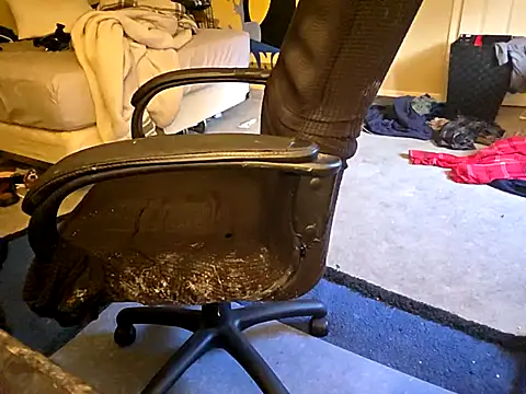 Snapshot of Migaruo chatting on 10-31-25, 10:16 Migaruo online show from 10-31-25, 10:16